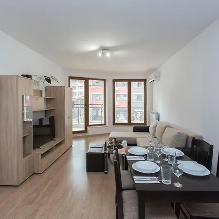 Modern And Bright Near Center - Free Parking *