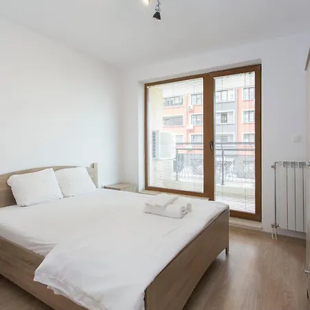 Modern And Bright Near Center - Free Parking Apartmanhotel