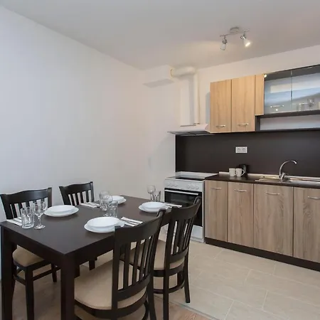 Apartmanhotel Modern And Bright Near Center - Free Parking *