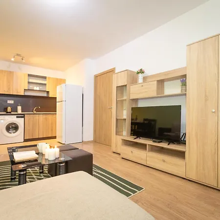 Modern And Bright Near Center - Free Parking *