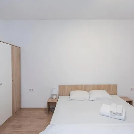Aparthotel Modern And Bright Near Center - Free Parking *