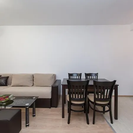 Modern And Bright Near Center - Free Parking Aparthotel