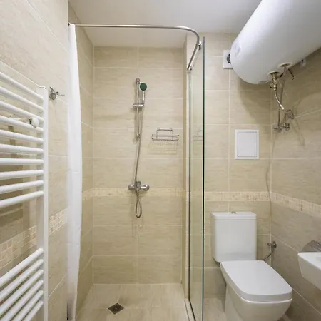 Modern And Bright Near Center - Free Parking Aparthotel